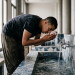 Homme effectuant la grande ablution rituelle avec invocation islamique – ghusl en islam