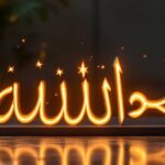 Allahu Akbar signification : expression islamique calligraphiée sur fond architectural islamique