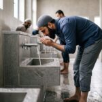 Les ablutions en islam : un musulman effectue le wudhu avant la prière
